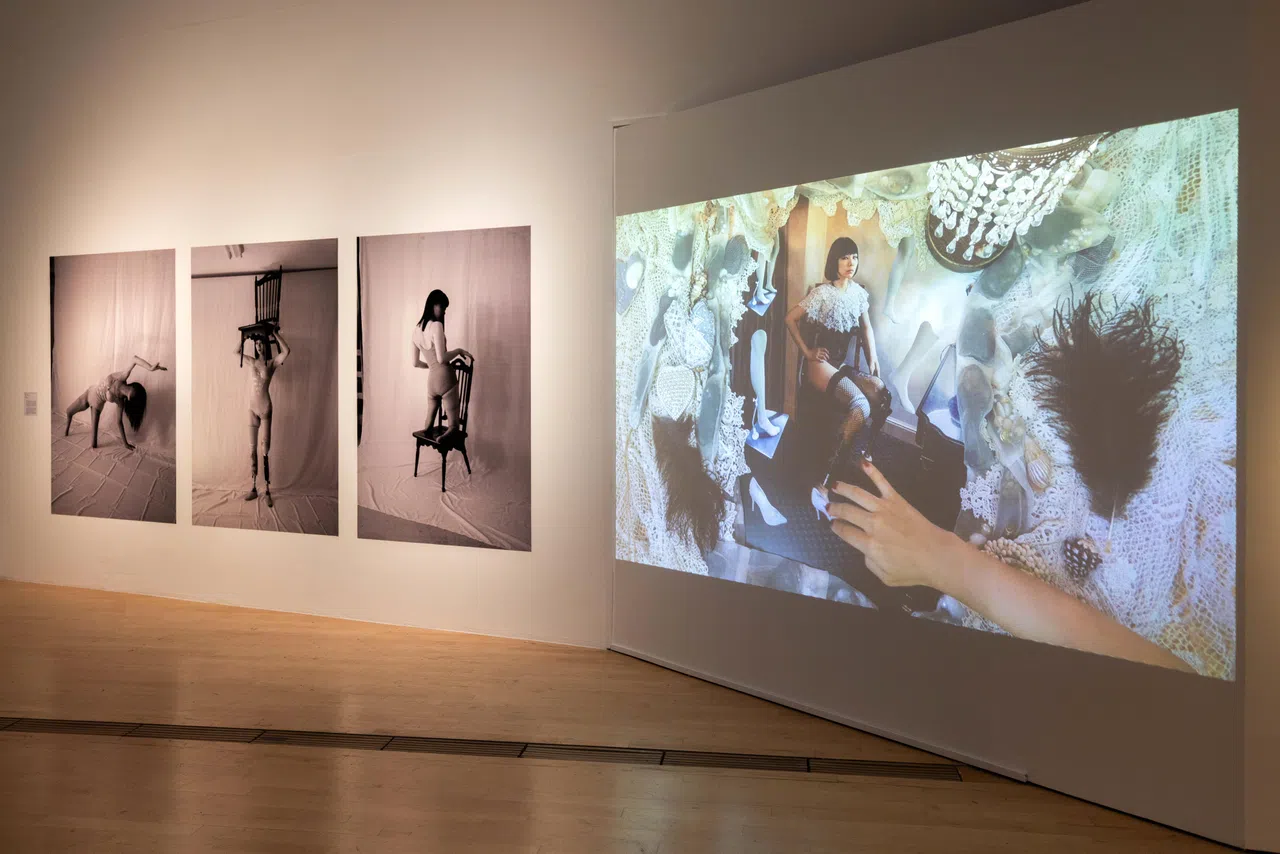 日本艺术家片山真理将腿和高跟鞋的剪纸，叠加在自画像上，使其动起来。（艺术科学博物馆提供）