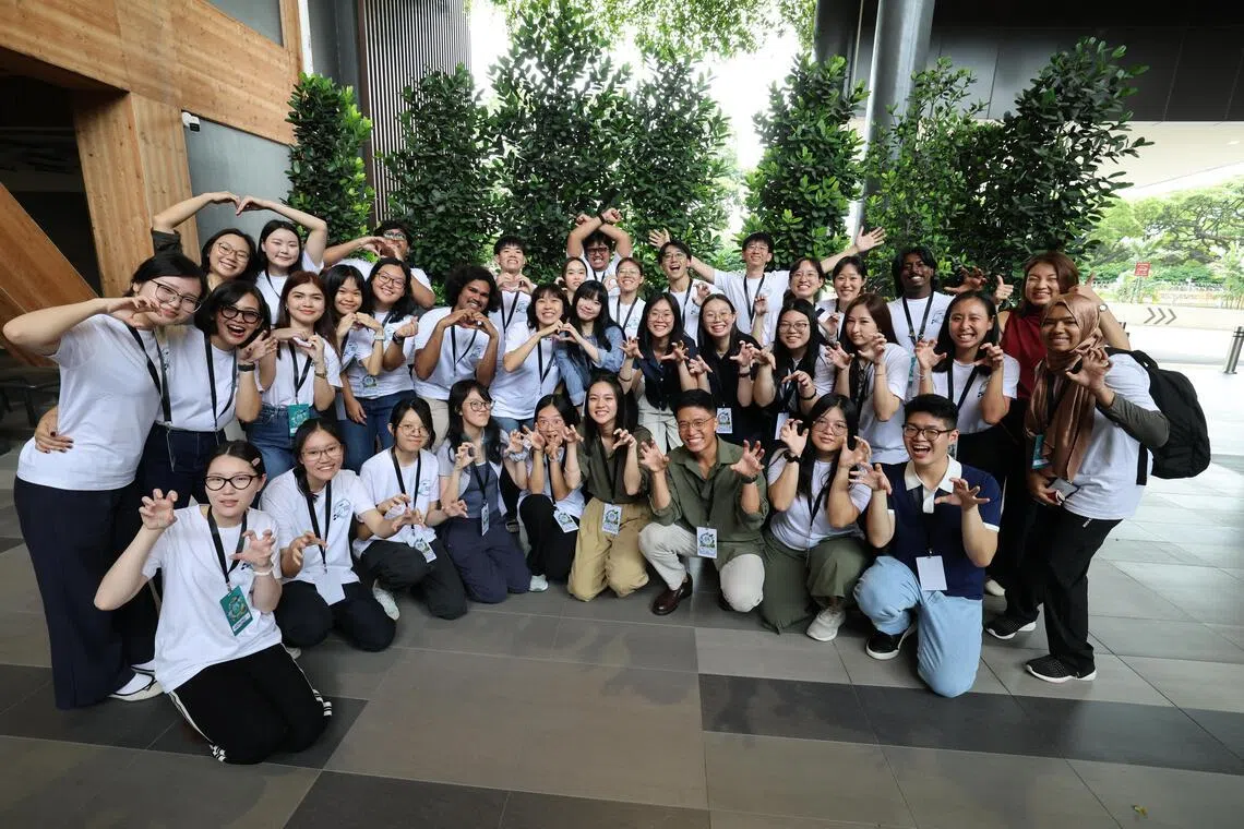 叶嘉烁（前排右四）是策划第五届世界野生动植物日区域青年研讨会的负责人之一，她认为人人包括青年都能为打击非法野生动植物贸易尽一分力。（梁麒麟摄）