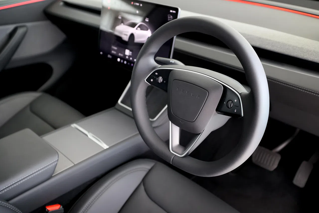 方向盘手感扎实，反应灵敏，操控准确。（龙国雄摄）