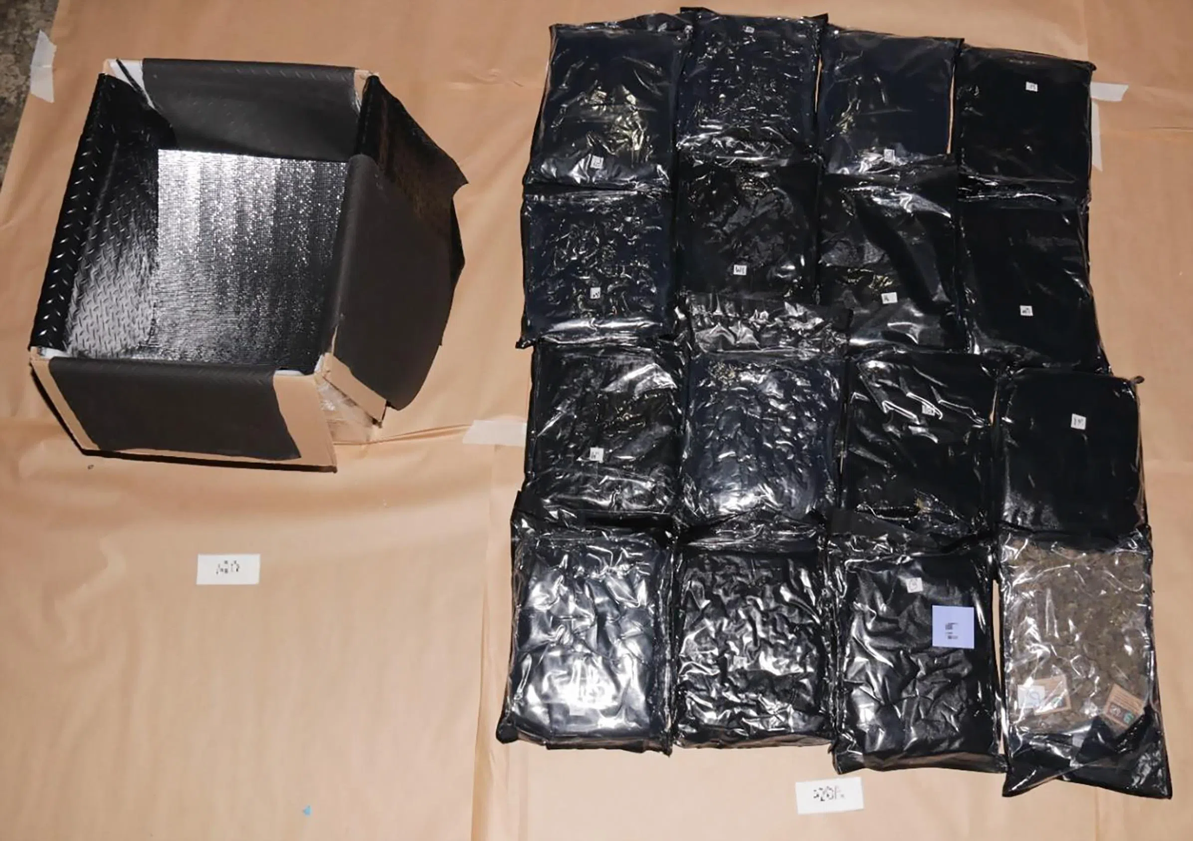 初步调查发现，这批大麻经新加坡中转，准备运往另一个国家。（移民与关卡局和中央肃毒局提供）