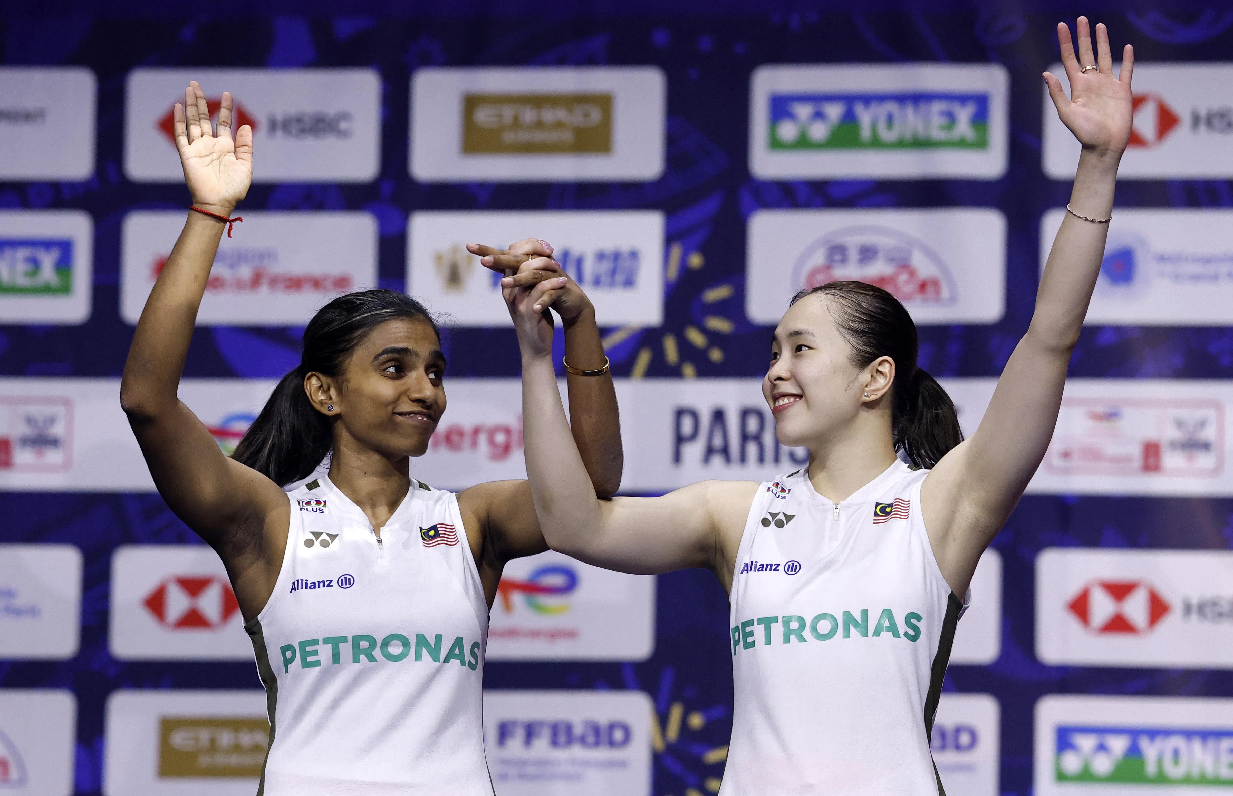 陈康乐（右）和蒂娜（左）是马来西亚首对闯入世锦赛决赛的女双组合。（路透社）