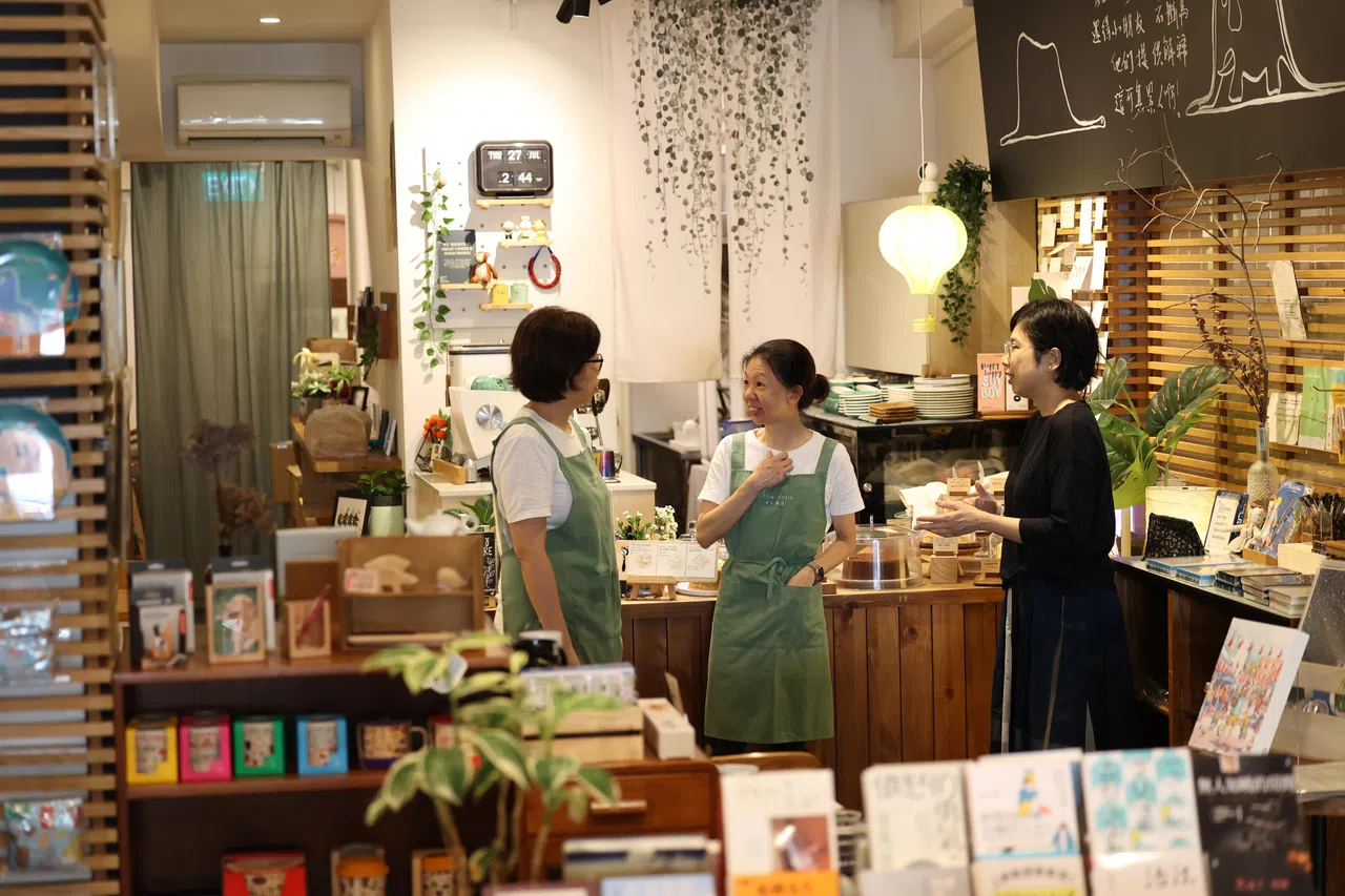 经营小绿洲咖啡座的许丽婷（左起）、黄嘉丽与草根书室店长陈翠贞都认为，咖啡与书是天作之合。（何家俊摄）