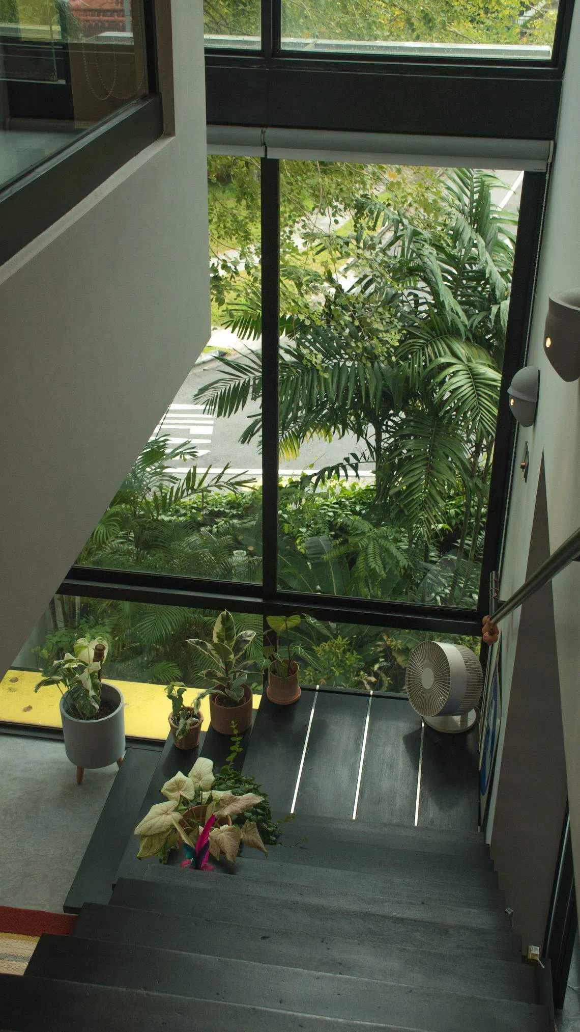 楼上楼下面对的是采光十足的落地玻璃窗。（PI Architects提供）