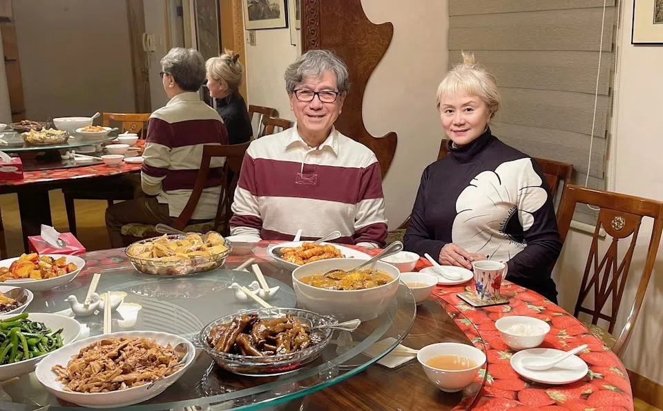 林建明（右）分享与何守信（左）在春节聚会的照片。（互联网）