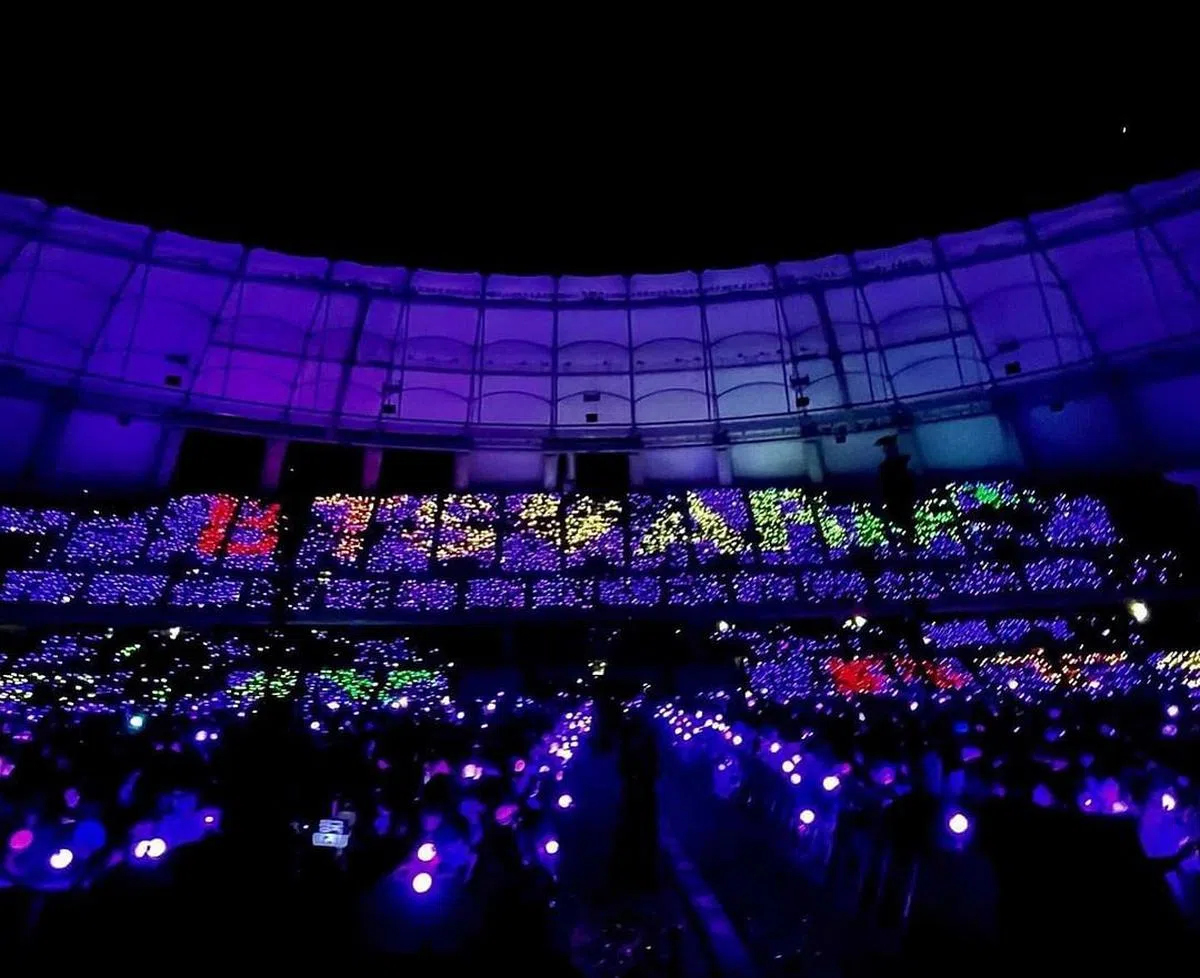 现场一片紫海（BTS应援色），非常壮观。（取自艺人公司Instagram）