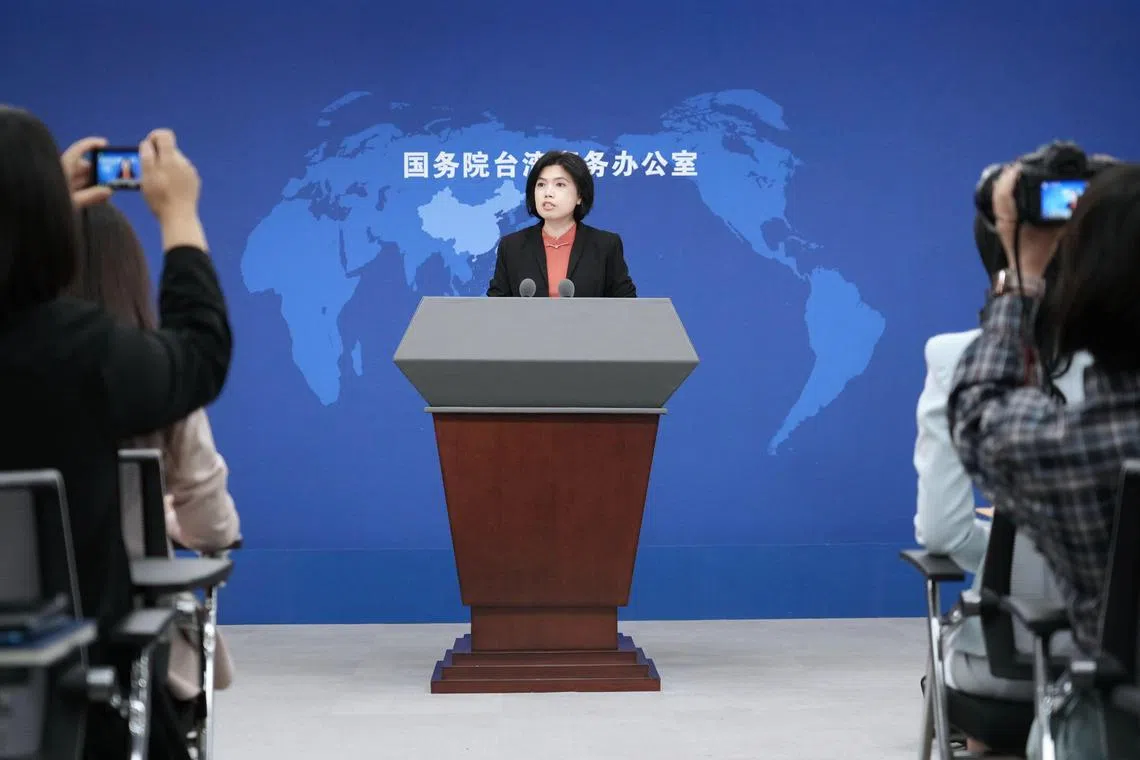 中国国务院台湾事务办公室发言人朱凤莲（中）9月25日在例行记者会，批评民进党企图推动《联大第2758号决议不涉台湾决议文》，是刻意扭曲事实，肆意践踏国际法，公然挑战国际秩序和规则。（新华社）