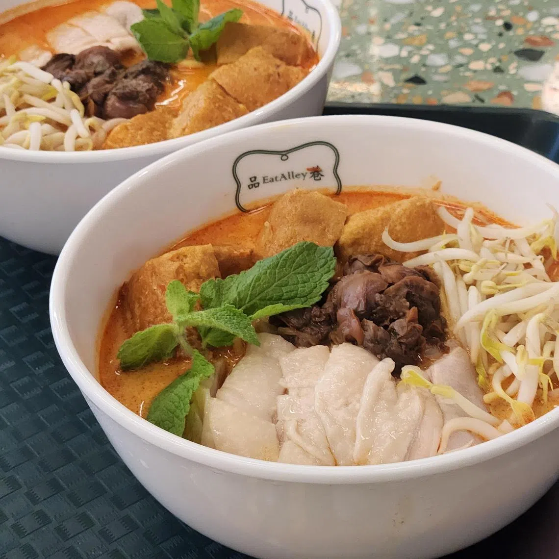 颂记牛肉粉的滑鸡咖喱面，配方来自老友记粥。（陈爱薇摄）