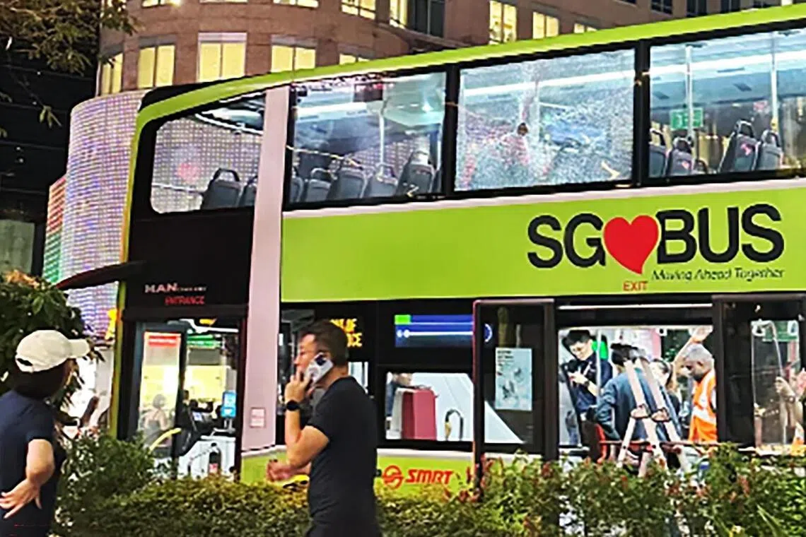 巴士顶层一片玻璃窗被酒瓶砸破。（取自小红书）