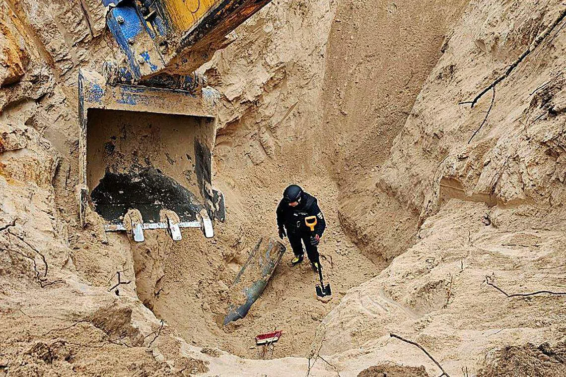 乌克兰国家紧急服务部1月5日用挖土机，挖掘俄罗斯“匕首”（Kinzhal）高超音速导弹残骸。（法新社）