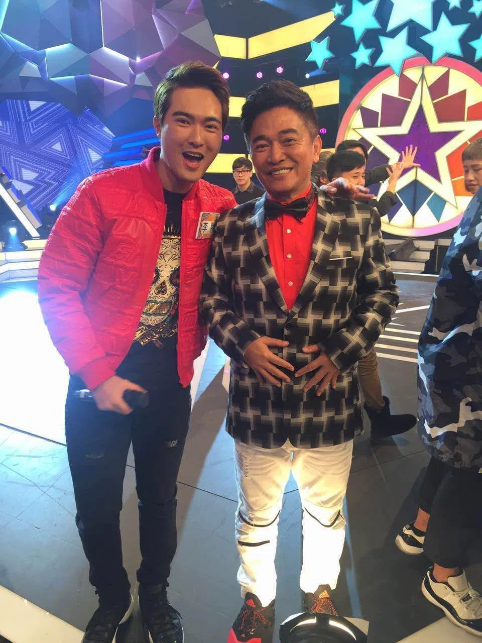 李腾（左）2016年曾以通告艺人身份，登上台湾艺人吴宗宪主持的《综艺大热门》。（受访者提供）