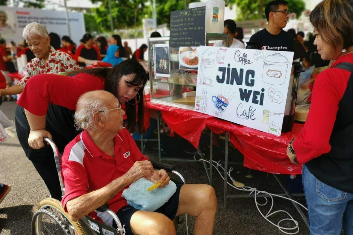 立德和百德幼儿园在圣约翰养老院举办慈善嘉年华，游戏和饮食摊位的收入都捐给养老院。（受访者提供）