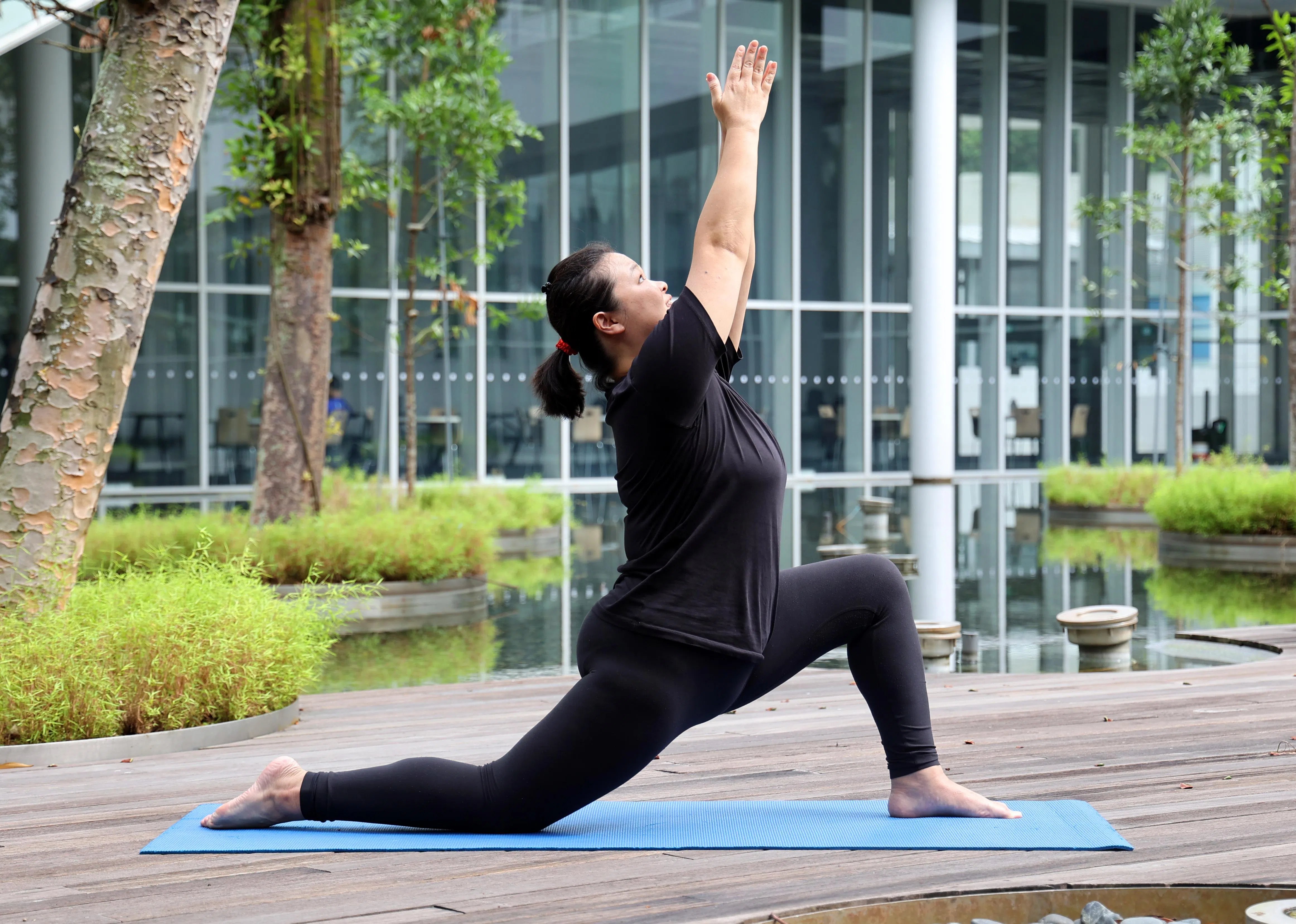 共和理工学院的体育与健康系讲师陈胤霖同时也是瑜伽导师，她说练习瑜伽让她变得更坚韧。（萧紫薇摄）