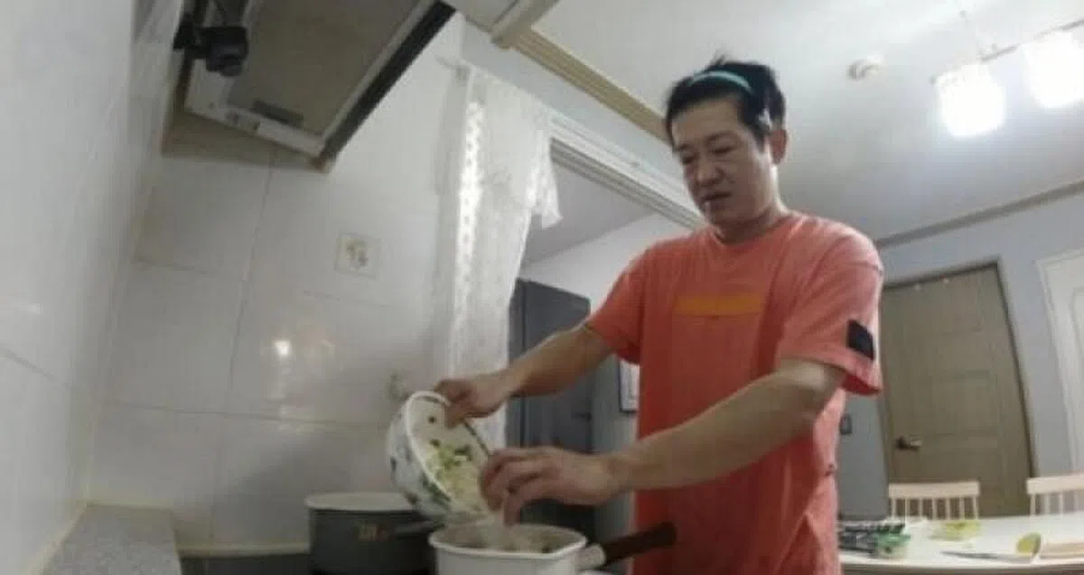 许城泰私下非常宠妻，天天早起给妻子做早餐。（互联网）