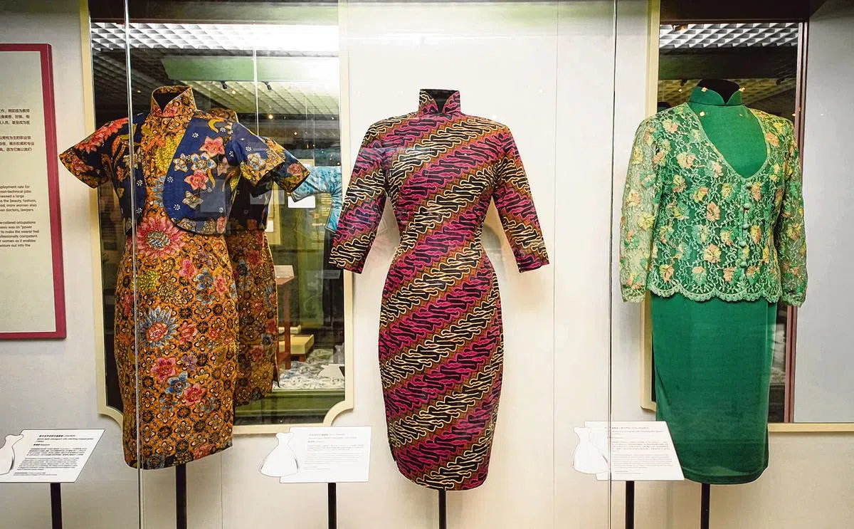 1949年后在南洋发扬光大的旗袍：（左起）峇迪布裁剪，附加小外套的旗袍；韩素音的沙漏型修身旗袍，以及受卡峇雅影响的南洋旗袍。