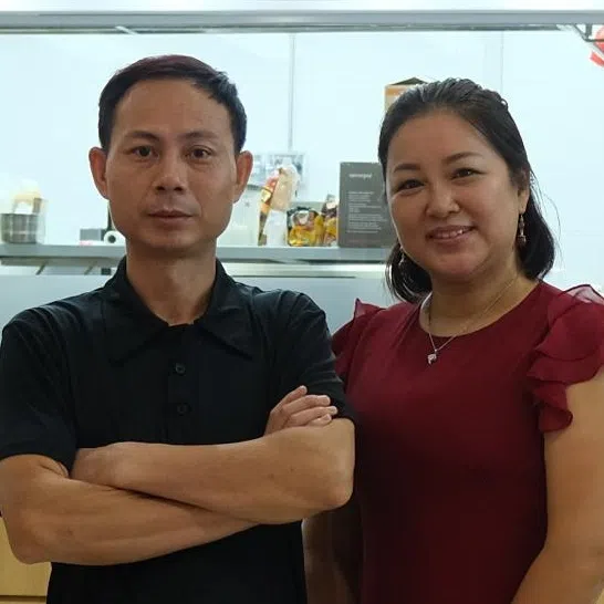 陈志新及李德美夫妇共创e品红麻辣香锅品牌和品湘湖南菜餐馆。（图/商家提供）