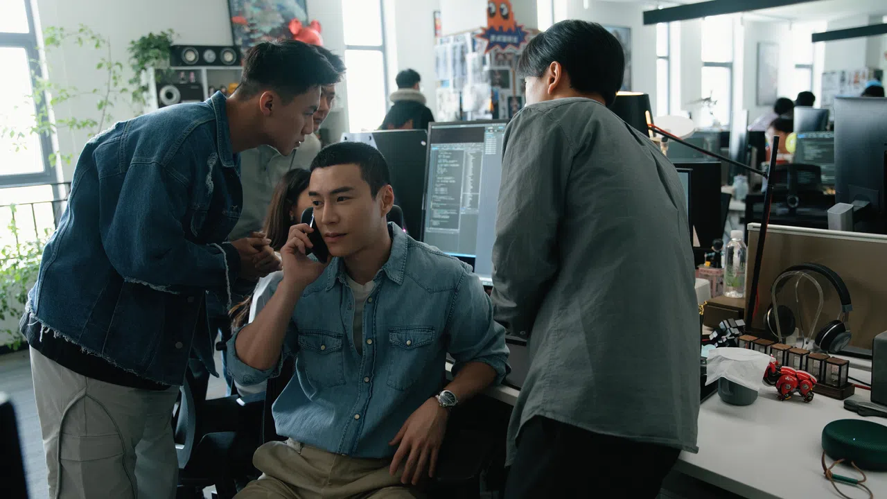 王冠逸（中）在剧中默默守候秦岚饰演的女主，在工作中悄悄托举对方。（新电信提供）