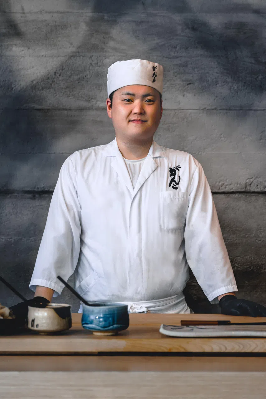 餐馆主厨黑川昌也（Kurokawa Masaya）曾任职于多家日本米其林星级餐馆，其料理理念极为纯粹：让食材自己说话。（餐馆提供）