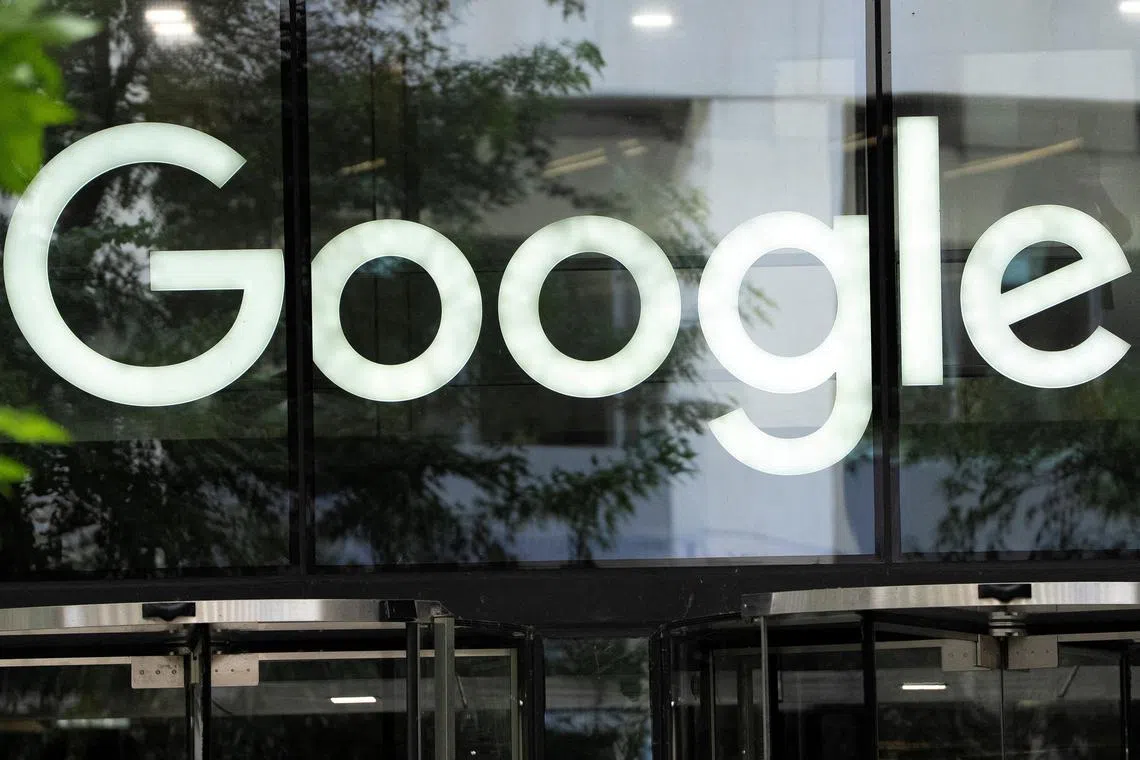 Alphabet Inc旗下搜索巨头谷歌已经同意以约24亿美元，买下人工智能编程初创公司Windsurf的非独家技术授权，同时聘请公司首席执行官和部分员工，把他们融入谷歌DeepMind代理编码部门。（路透社）