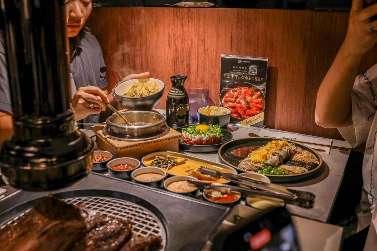 在Gamtan享用韩式烤肉，有多款酱料搭配，包括获英国皇室认证的Maldon海盐，还有冷榨紫苏油。（餐馆提供）