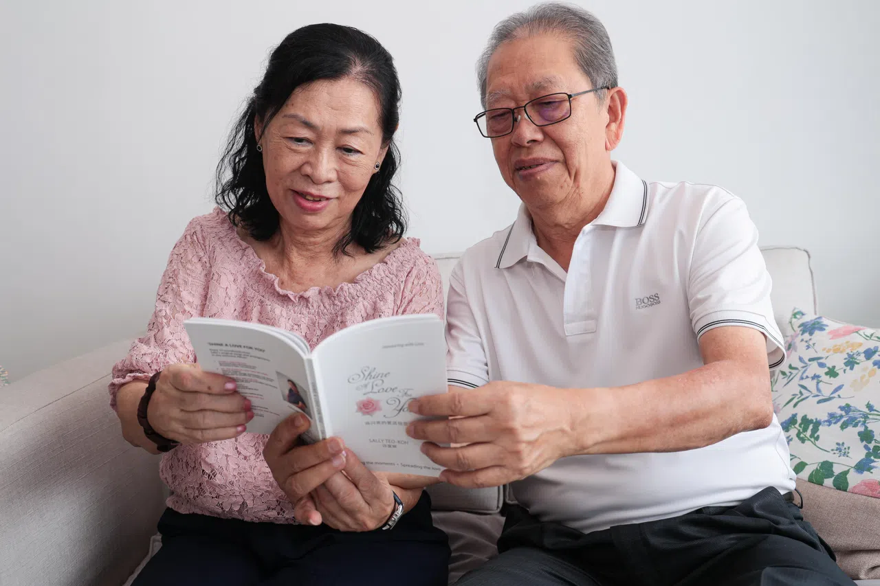 张清标（右）非常支持太太许宣娘写歌出书。（李冠卫摄）