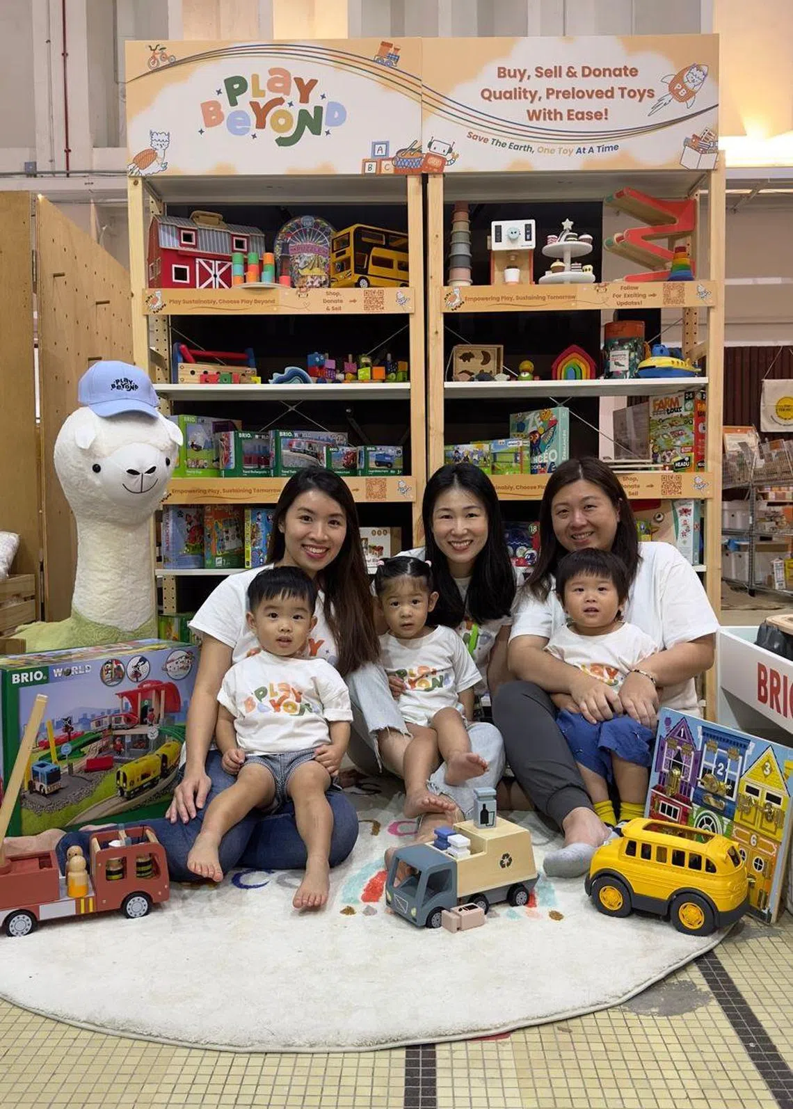 庄思慜（左起）、郭隽楠和司徒晓薇带着孩子一起参与环保市集Green-House。（受访者提供）