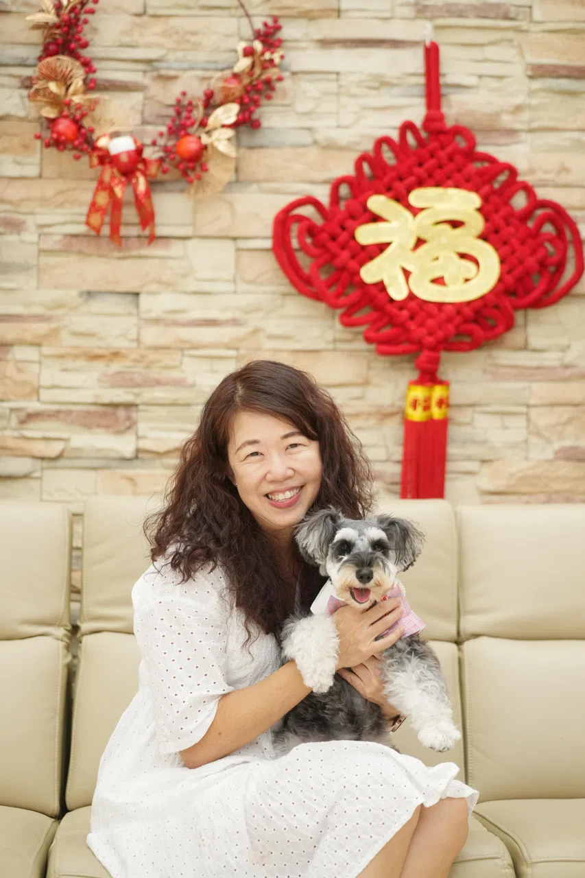 陈慧新：Mochi很温顺，它的陪伴带来疗愈效果，让我很快走出忧郁，重新生活。（谢智扬摄）