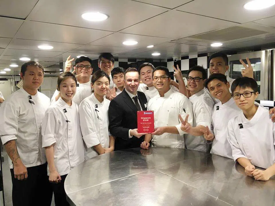 2016年，张德同（前排右四）与Les Amis行政总厨彬诺（Sebastien Lepinoy）（前排左四）及厨房团队合影，当时餐馆获得米其林二星评级。（受访者提供）