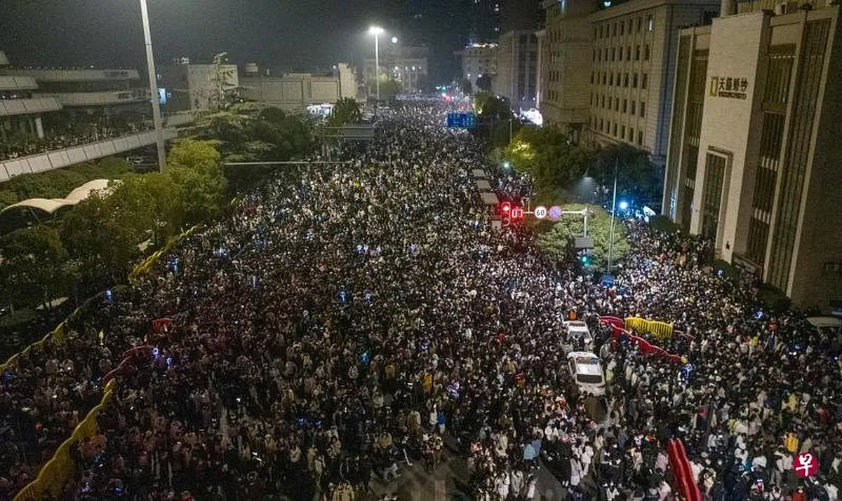 在中国湖北武汉市，成千上万人聚集在主要商圈和大道上，参与元旦倒数跨年活动。（法新社） 