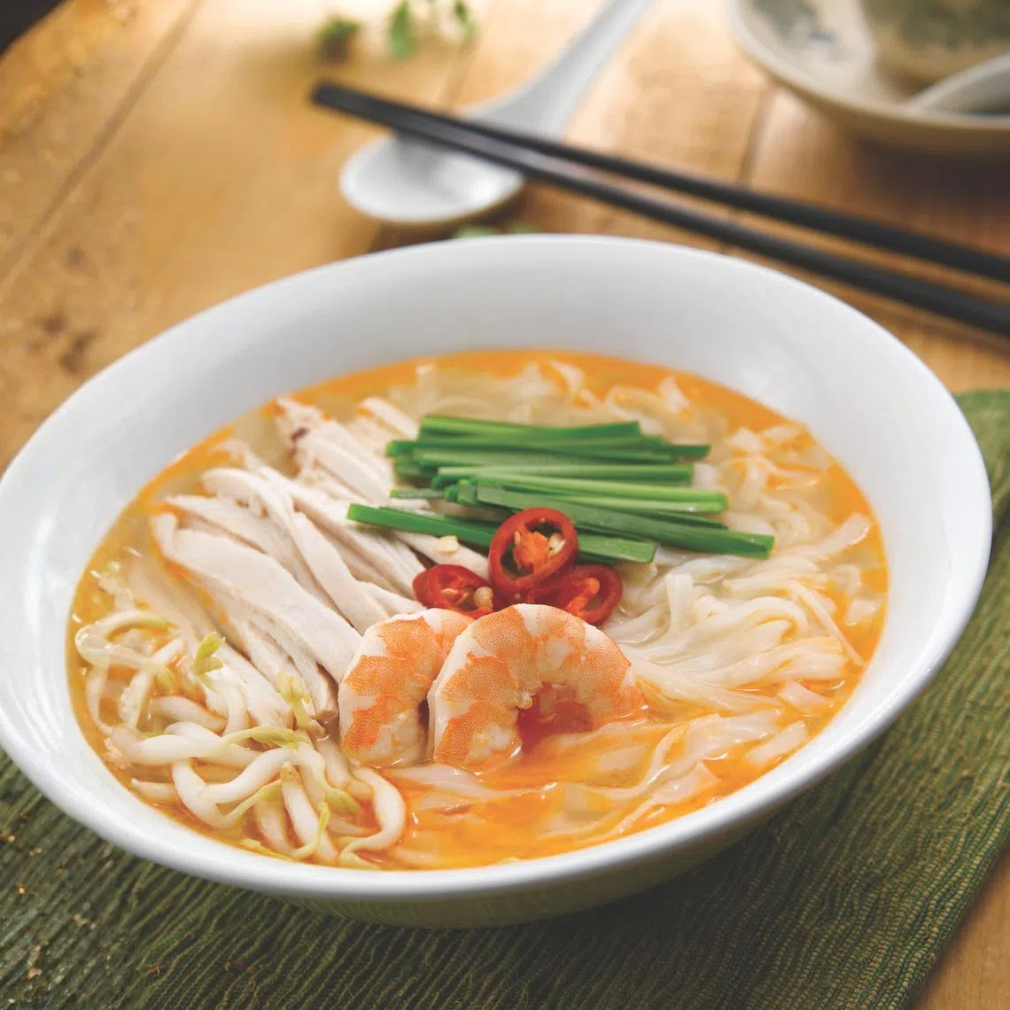 那间Ipoh鸡丝河粉的虾汤清澈鲜美，河粉顺滑。（品牌提供）