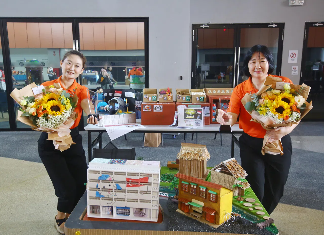 于皎（左）和齐凤仙（右）制作的教具《时空旅行之新加坡》，展现了新加坡甘榜社区和组屋区的不同生活空间，以及传达环保理念的外太空区域，融入了许多本地多元种族多元文化的元素，获得比赛的季军。（特约陈福洲摄）