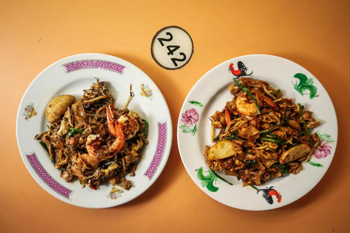 邓栋才认为女儿做的炒粿条（左）比他做的（右）更好吃。（叶振忠摄）