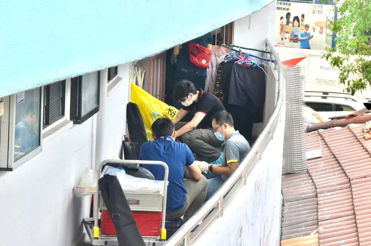 多名警员进出单位调查取证。