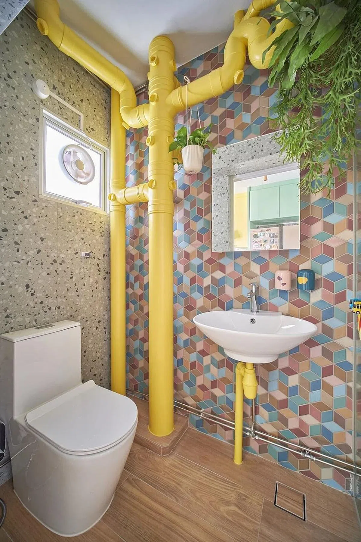 共用厕所漆上亮黄色的水管让空间明亮起来。（Free Space Intent提供照片）