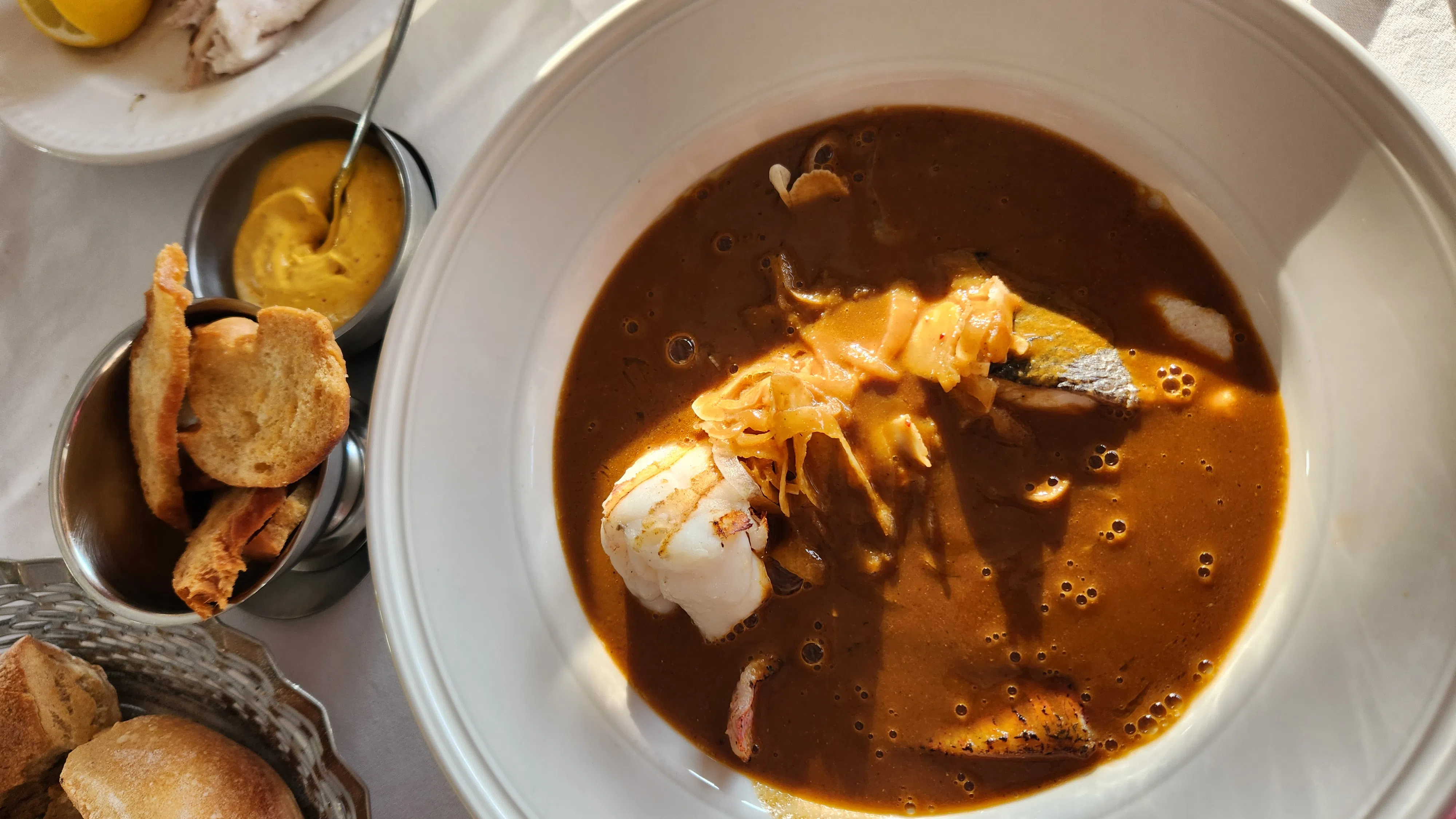 马赛鱼汤（Bouillabaisse）汇聚鱼虾、贝类与香料，鲜美浓郁，是经典地中海风味。（丁威摄）