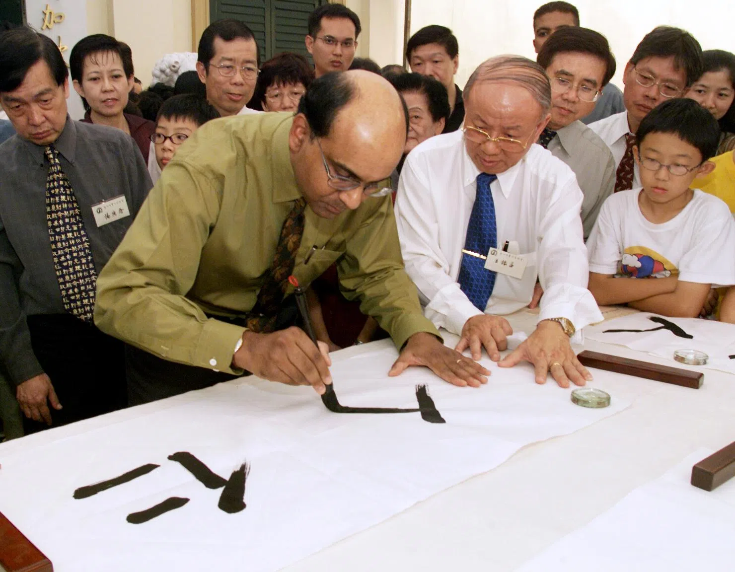 尚达曼从政后开始学习书法，多次公开会好，包括为2003年的第12 届“春华秋实书法展”写下“仁人”两个毛笔大字。（档案照片）