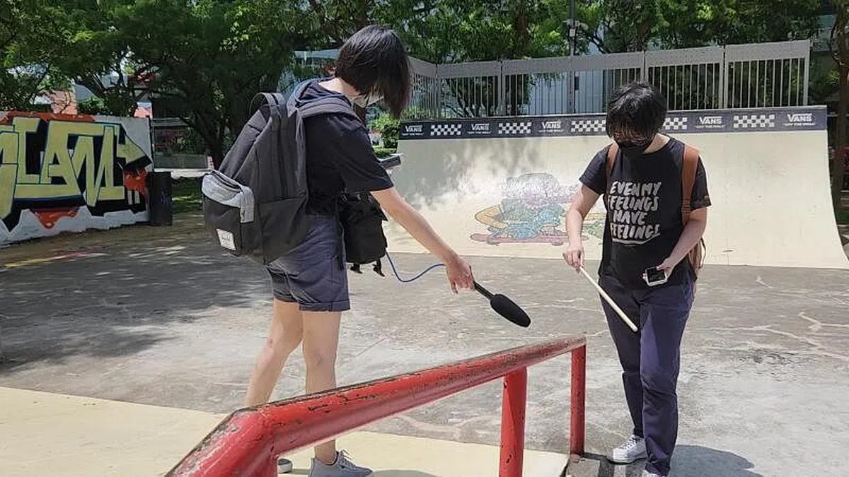 制作团队在索美塞一代收集声音样本，如录下了滑板公园敲打铁扶手的声音。（受访者提供）