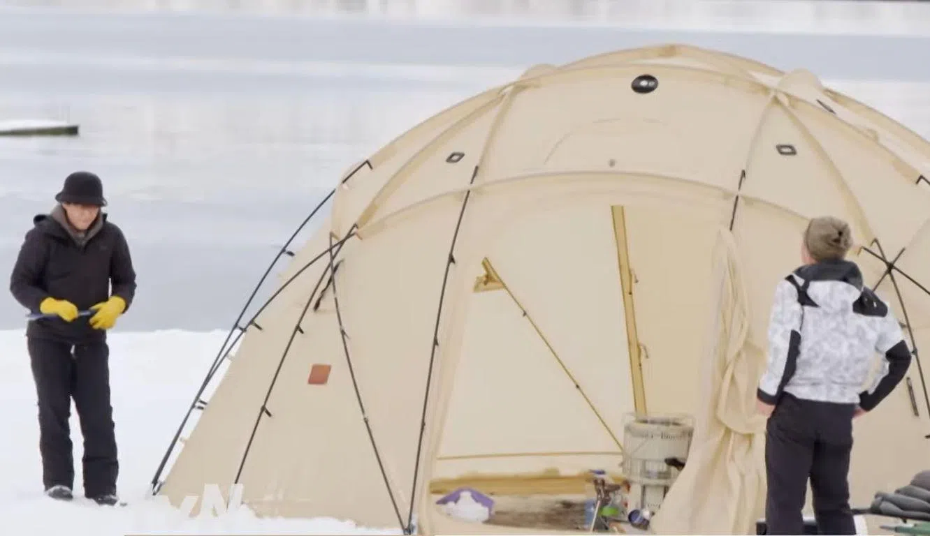 四人之前是一人一个帐篷，这次升级，共用一个大帐篷。（tvN提供）