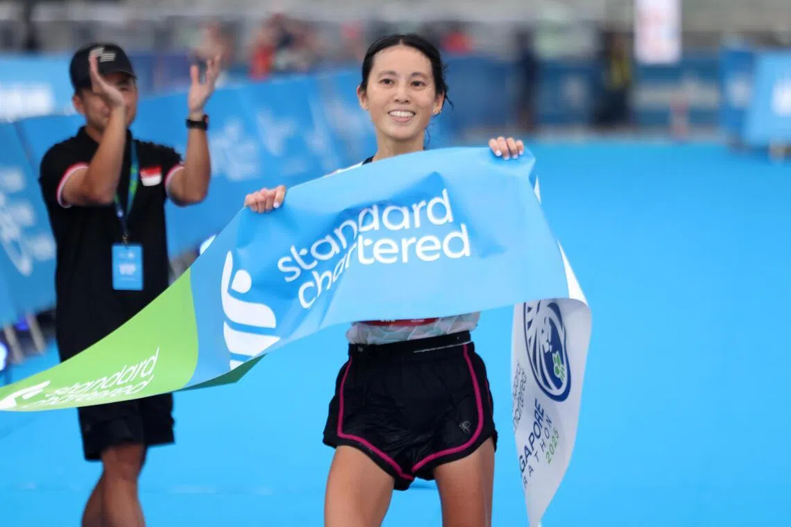 在去年12月初的渣打新加坡马拉松赛，施文丽斩获全马女子组全国三连冠。（梁麒麟摄）