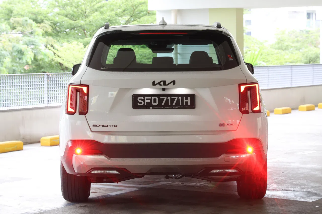 尾灯造形独特，具有很高辨识度。（唐家鸿摄）