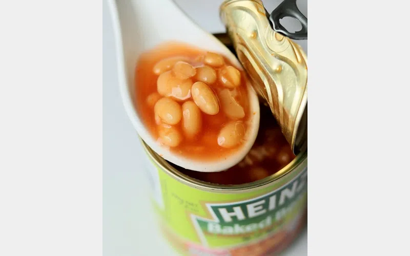 茄汁不会死甜、豆子软度刚好，一罐可有多种吃法。（龙国雄摄）