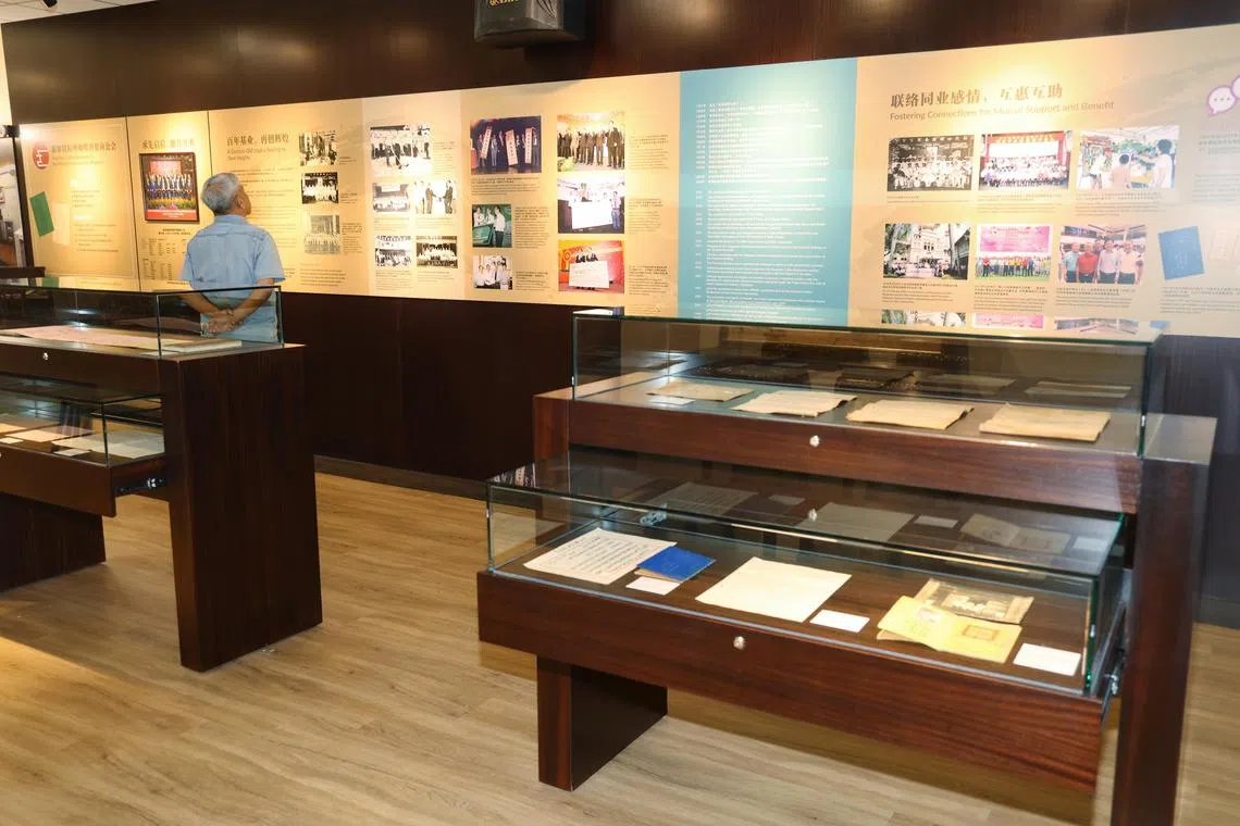 文化馆展出福州咖啡酒餐商公会1921年创会以来的重要文件和文物。（郑一鸣摄）