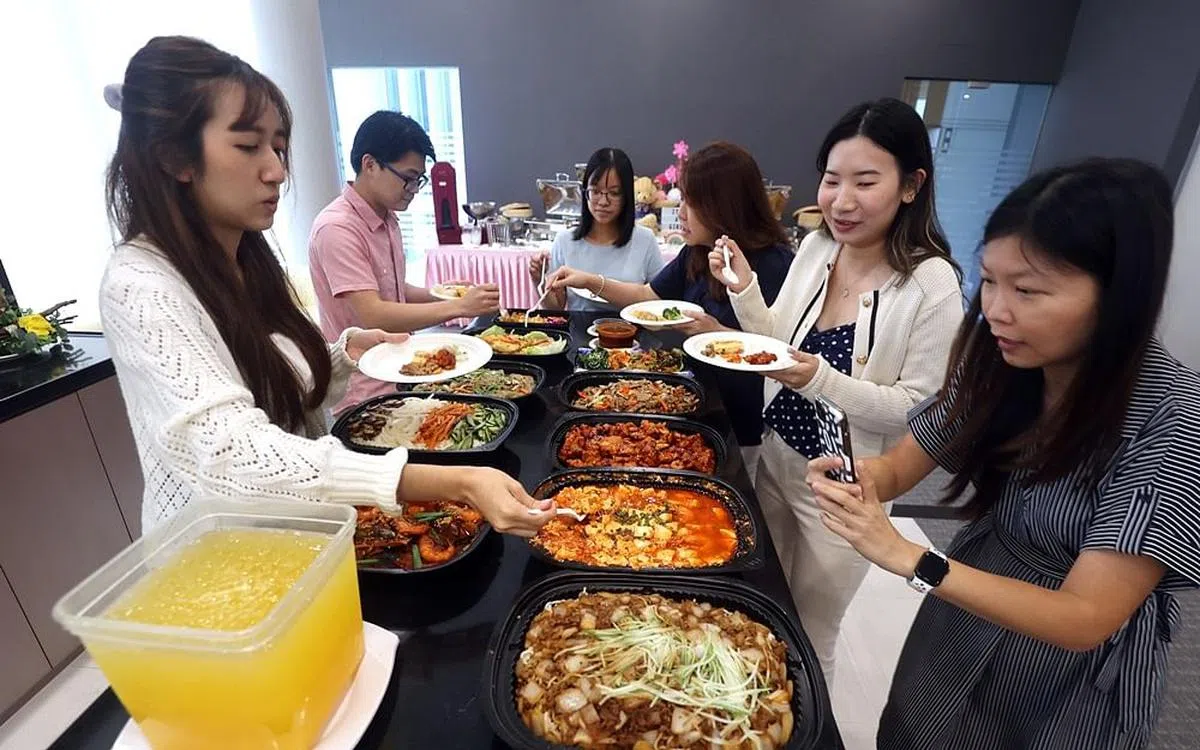 胜乐集团旗下的Stamford Catering与韩式餐馆Sbcd合作，推出首个获得清真食品认证的韩式自助餐配套。（萧紫薇摄）