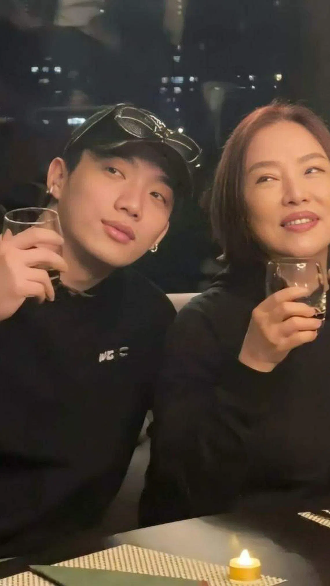 叶瑷菱（右）要儿子OZI小心交友。（受访者提供）