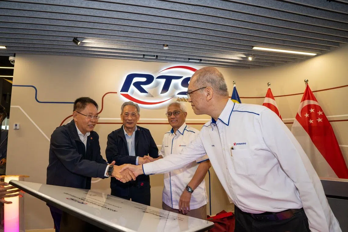 SMRT主席佘文民（左二）和马来西亚国家基础建设公司主席丹斯里贾玛鲁丁依布拉欣（右二）星期三参观了RTS Operations的办公室，并公司为RTSO的标志揭幕。SMRT董事叶锦华（左一）和RTSO主席哈伊里（右一）也出席仪式。（取自RTS Operations脸书）