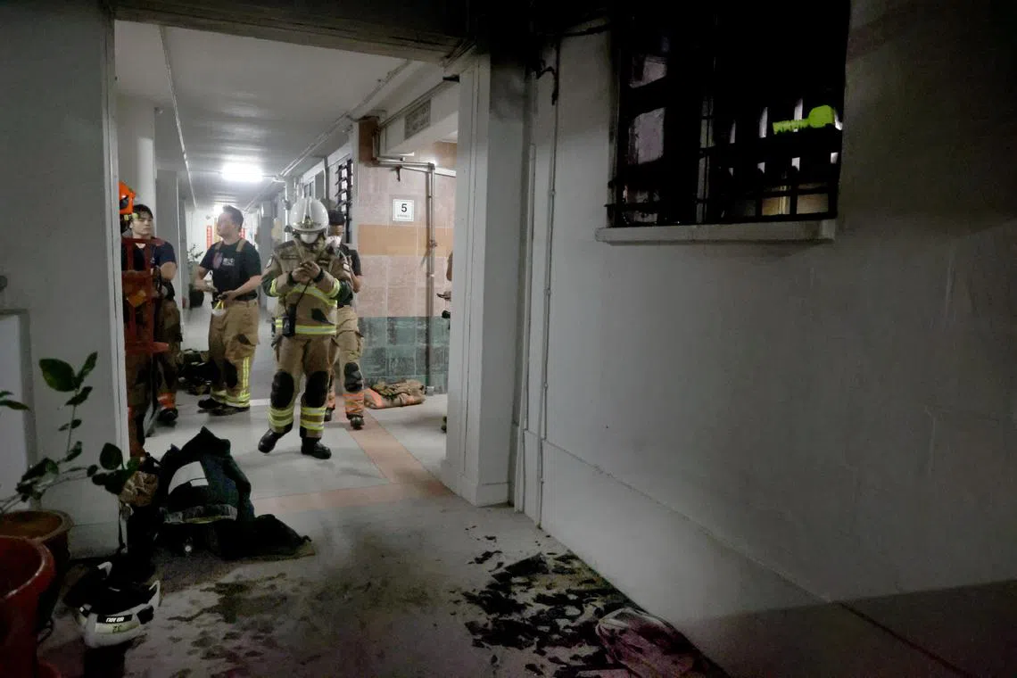 涉事单位的睡房焦黑一片，玻璃碎片散落一地。（曾美玲摄）