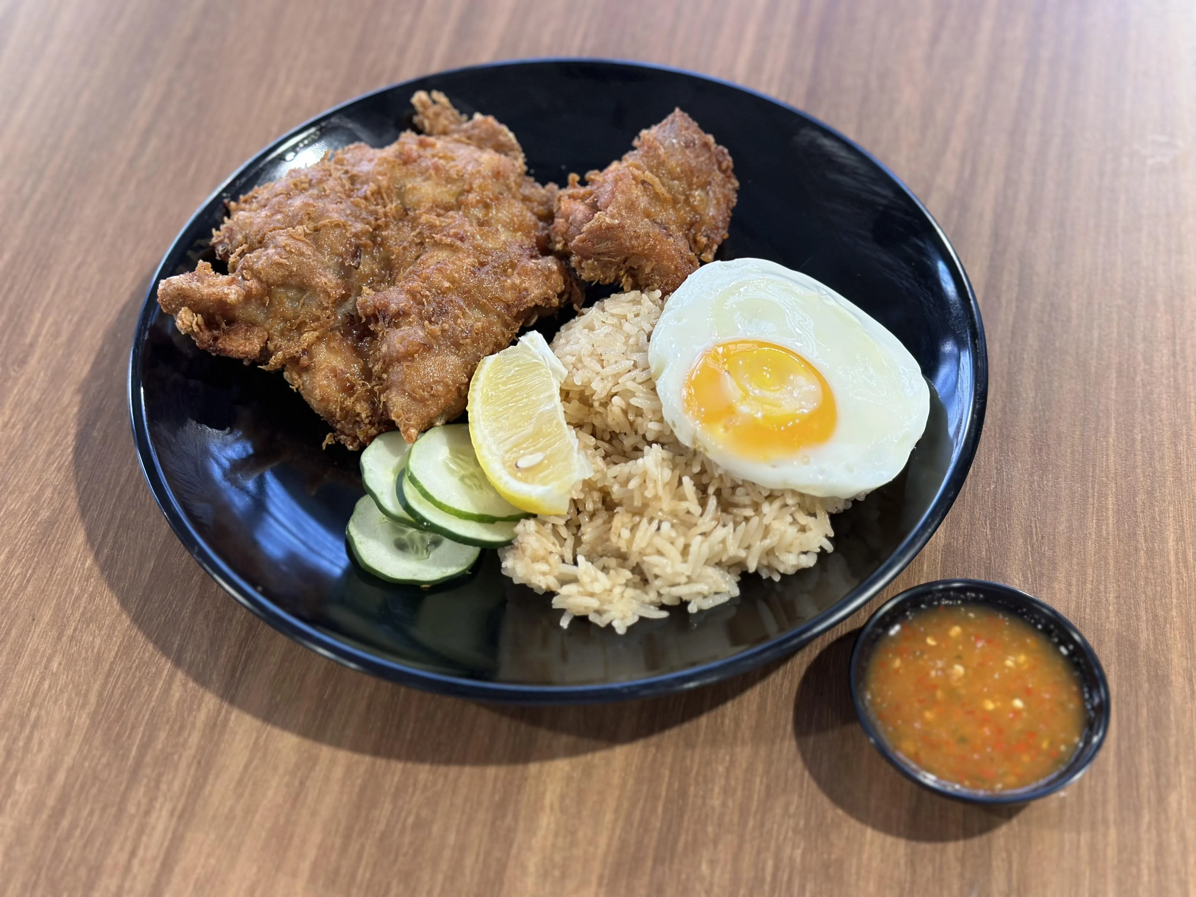 Atas Cutlet虾酱炸鸡排选用厚实的鸡腿肉，外层炸得金黄酥脆，内部依然保持多汁。（叶晓虹摄）