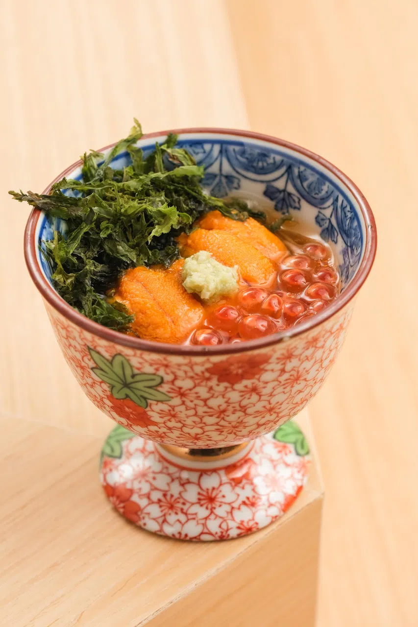 海胆葛粉素面缀以鲑鱼卵、海胆与紫菜，交融出鲜美与柔和层次的细腻滋味。（餐馆提供）