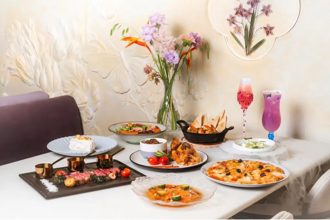 在“花厨”被花艺装置环绕，享用精心摆设的菜肴，心情愉悦。（餐馆提供）