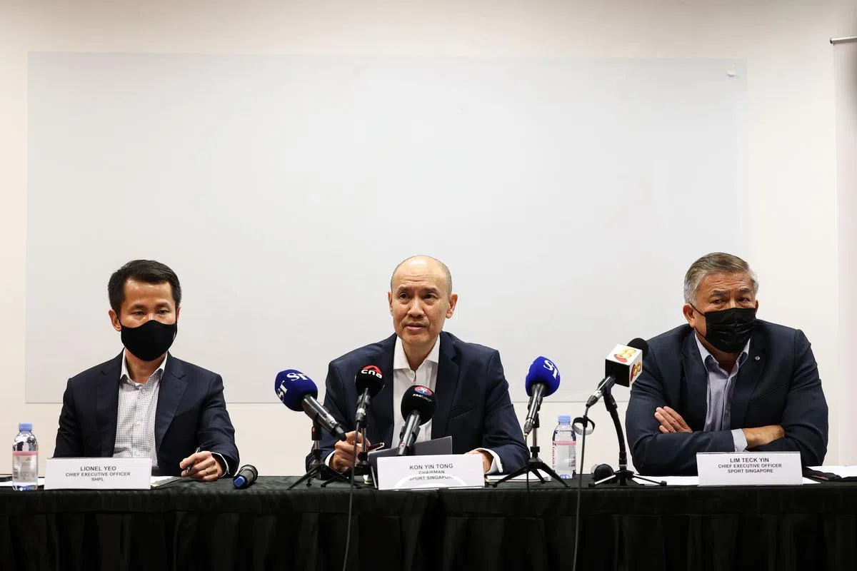 新加坡体育城私人有限公司首席执行官杨汉忠（左起）、新加坡体育理事会主席官荣堂和新加坡体育理事会总裁林德仁出席了今天下午举行的记者会。（李健玮摄）