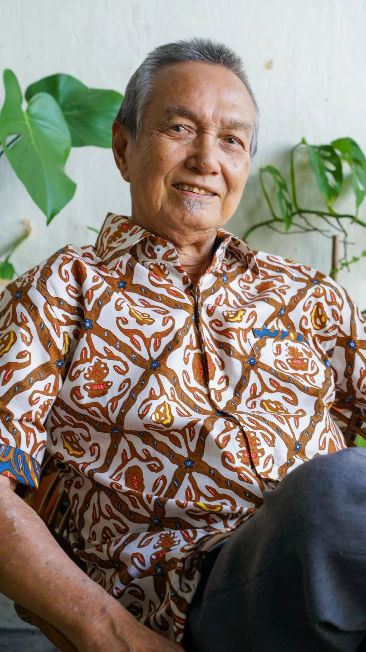 Oniatta Effendi重现她父亲的花样年华，向建国一代的父辈们致敬。（Baju by Oniatta提供）